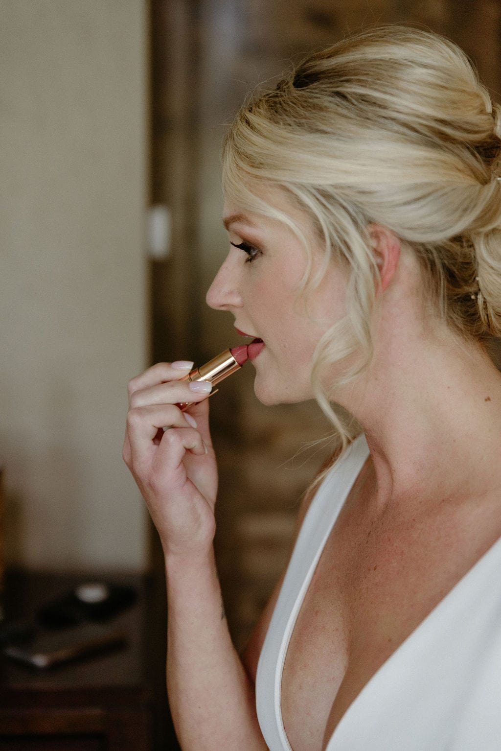Colorado bride touching up her makeup