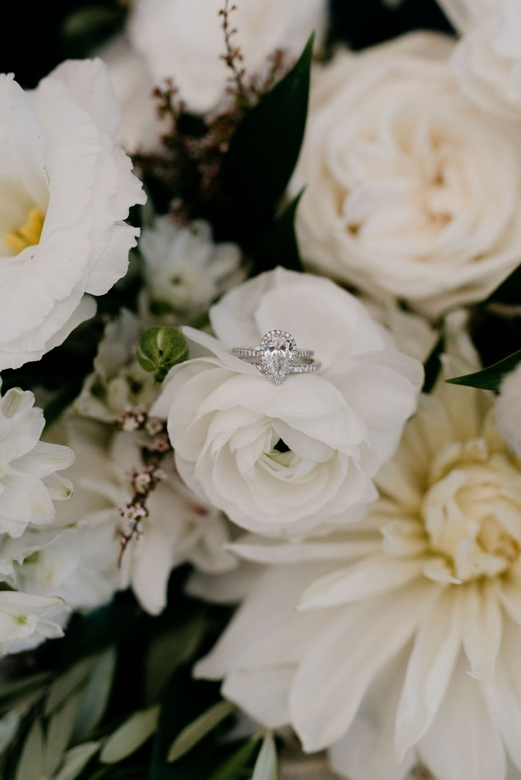 Gorgeous wedding rings in brides bouquet