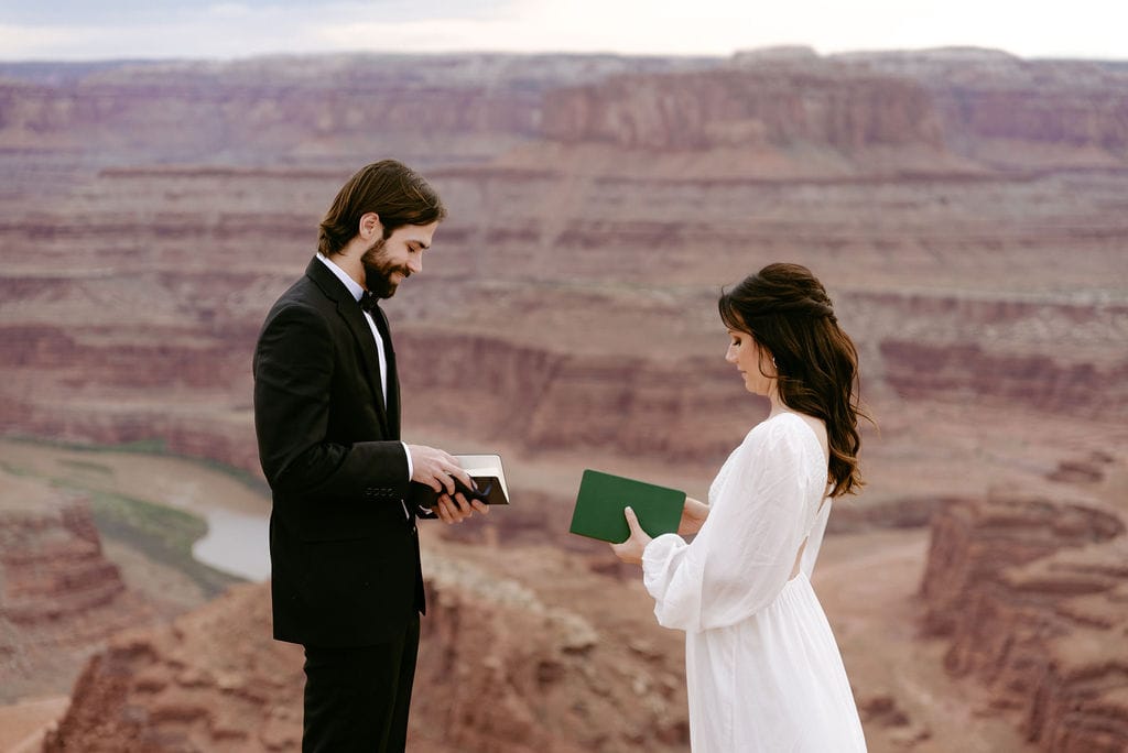 vow ceremony at moab elopement at dead horse point state park