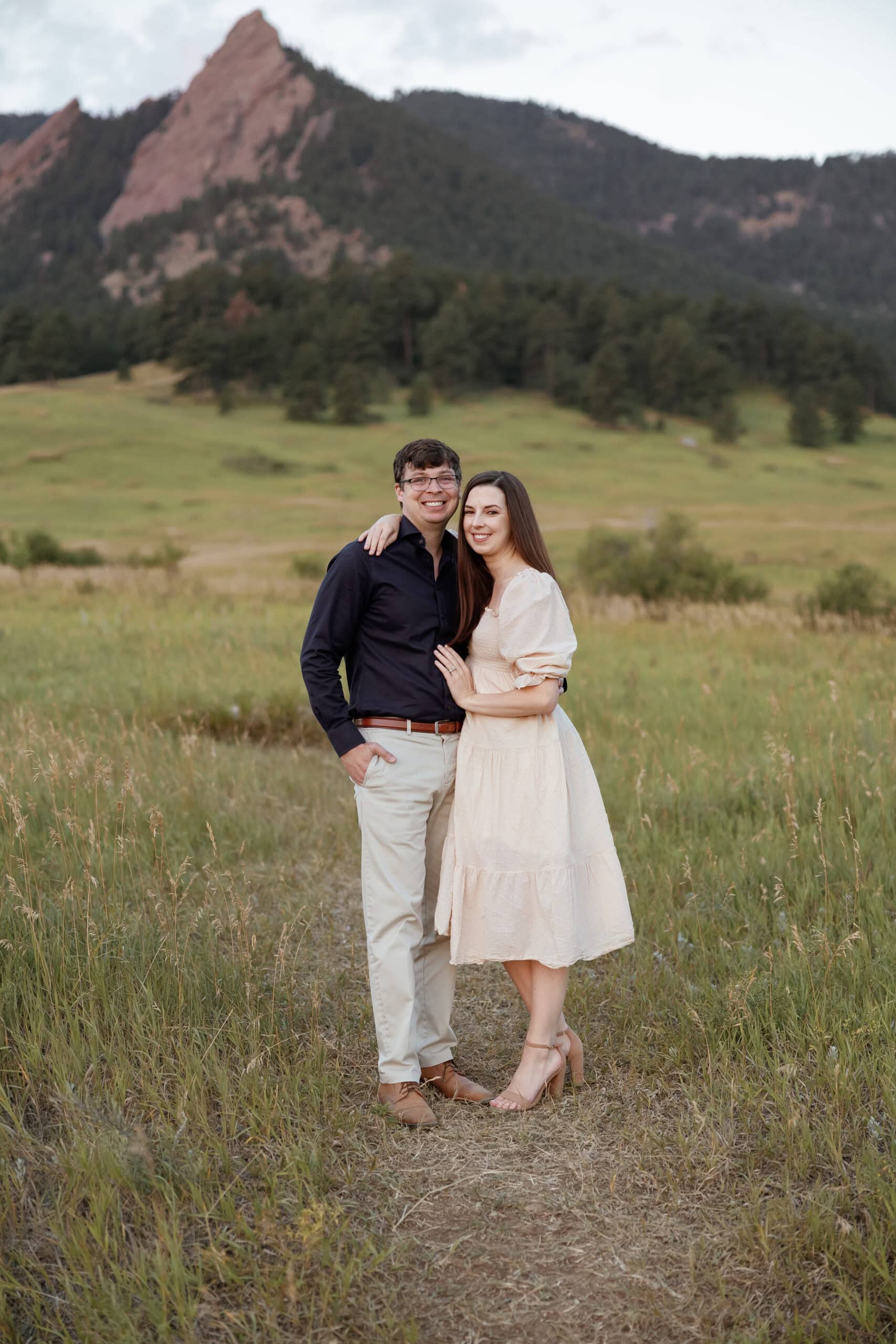 Couples portrait in front of the flatirons at sunrise in chautauqua park