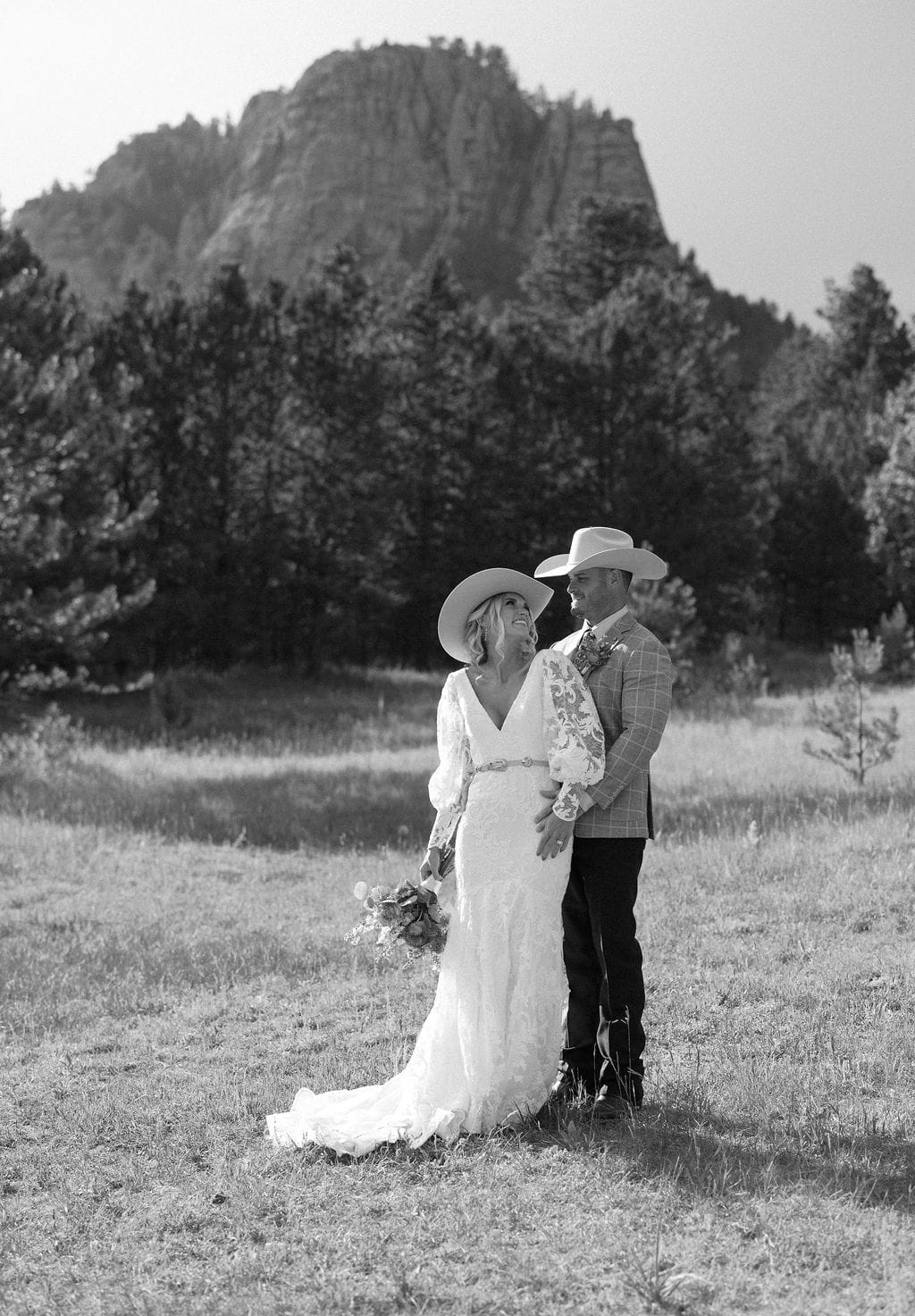 Colorado mountain wedding portraits with a country chic vibe at mountain view ranch by wedgewood weddings